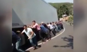 Rampada kalan tır, yoldan geçenlerin yardımı ile kurtarıldı