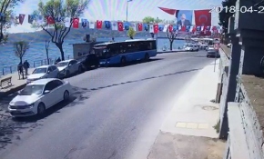 İstanbul'da kontrolden çıkan otobüs, park halindeki 4 araca çarptı