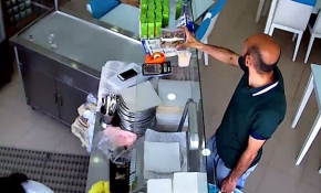 Önce sadaka kutusunu çaldı; sonra müşteri gibi sipariş verdi