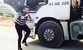 Tır şoförü seyir halindeki aracından inip yol ortasında halay çekti