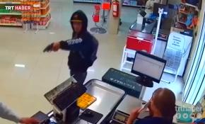 Eli silahlı hırsızı müşteri etkisiz hale getirdi
