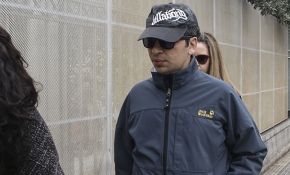 Yunanistan, darbecinin evinin etrafına etten duvar ördü