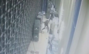 LED ekranlar devrildi, çalışanlar son anda kurtuldu