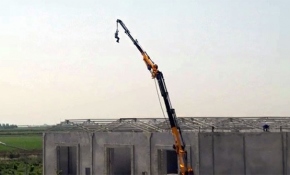 Önlem almadan metrelerce yükseklikteki vince çıkıp sallandı