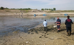 Çamura saplanan kişi itfaiyenin yardımlarıyla kurtarıldı