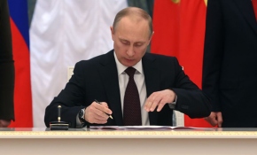 Putin, yazısını okuyamayınca kendini ti'ye aldı