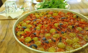 Gaziantep mutfağında yenidünya ve erik meyveleri de, lezzetli yemeklere dönüşüyor