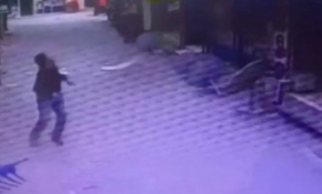 Düşen mermer parçasından saniyelerle kurtuldu