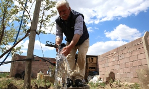 Güneş panellerinden elde ettiği elektriği yanında taşıyor