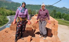4 kadın, kamyonlardan tuğla boşaltarak ekmeklerini kazanıyor