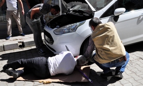 Mahalle sakinleri, motora sıkışan kedi yavrularını taklit yaparak kurtardı