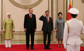 Güney Kore lideri İstiklal Marşı sırasında asker selamı verdi