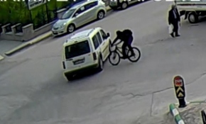 Hızla giden bisikletli otomobile çarptı