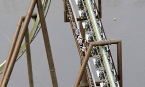 Rollercoaster 30 metre yükseklikte durdu