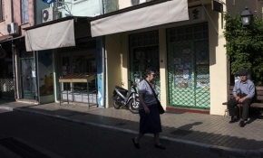 Yunanistan'da esnaf kepenk indirdi