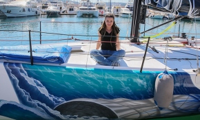 Yelkenleri Airbrush tekniğiyle renklendiriyor