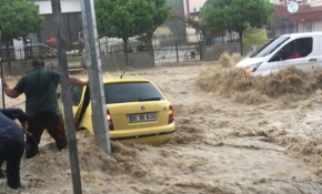 Ankara Mamak'ta yağış nedeniyle su baskını oldu, araçlar sürüklendi