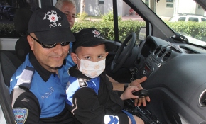 Lösemi hastası 6 yaşındaki Ayaz, ilik tedavisine polis eşliğinde gitti