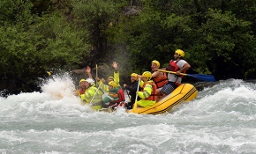 Raftingciler Munzur Çayı'nda yılın ilk küreğini çekti