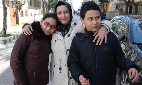 Otizmli oğlunu, görme engelli kızına emanet edecek