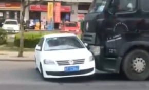 Çin'de bir tır önüne kattığı aracı metrelerce sürükledi