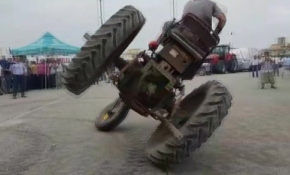 Devrilen traktörün altında kalmaktan son anda kurtuldu