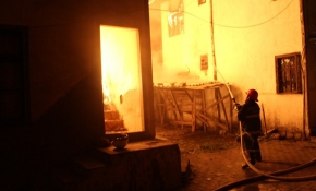 Tokat'ta yanan evdeki aileyi etraftakiler kurtardı