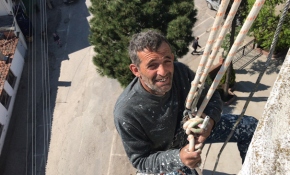 Ekmeğini 20 yıldır minare tepelerinde kazanıyor