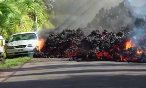 Yol kenarına bırakılan otomobil lavların altında yok oldu