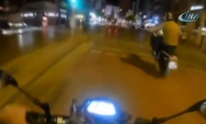 Motosikletli gencin tehlikeli şovu kazayla bitti