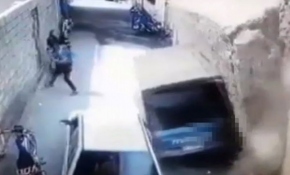 Yıkılan duvarın altında kalmaktan son anda kurtuldular