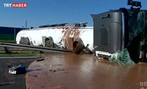 12 ton sıvı sütlü çikolata taşıyan kamyon devrildi