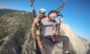 Paraşütle atlayan tatilcilerden tebessüm ettiren sözler