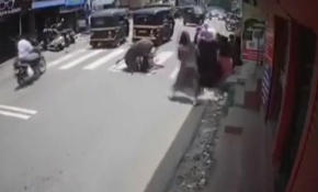 Hindistan’da öfkeli boğa kadını hedef aldı