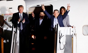 Trump, Kuzey Kore'nin serbest bıraktığı 3 Amerikan vatandaşını karşıladı