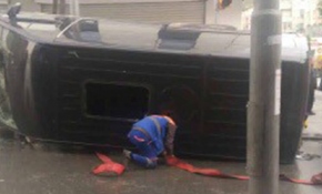 Sultangazi'de minibüs öğrenci servisine çarptı