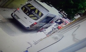 Hareket halindeki minibüsten inmeye çalışan öğrenci, büyük tehlike atlattı