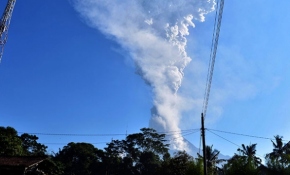 Endonezya’da Merapi Yanardağı yeniden faaliyete geçti