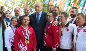 Cumhurbaşkanı Erdoğan'ı down sendromlu sporcular karşıladı