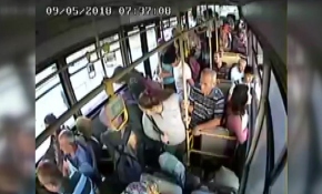 Bayılan öğrenciyi halk otobüsüyle hastaneye götürdü