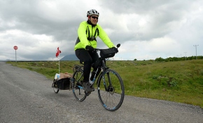 Hakan Yücel, köydeki çocuklar kitap okusun diye pedal çeviriyor