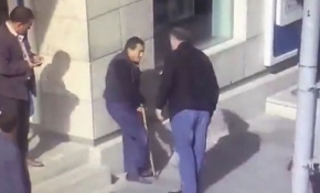 Engelliyi kucağında yolun karşısına taşıdı