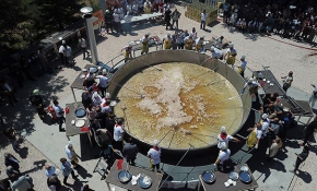 2 tonluk dev ciğer tavası rekor peşinde