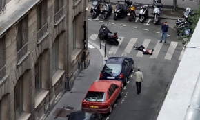 Paris'te yayalara bıçaklı saldırı