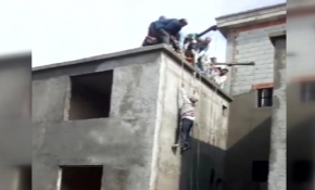 Düşen iskeledeki işçiyi emniyet kemeri kurtardı