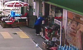 Markete çamurlu ayakkabılarını çıkarıp girdi