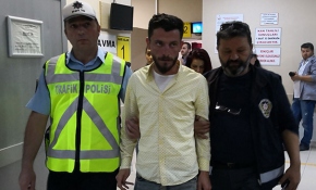 Otomobilin hızını sabitleyen sürücü yolcu koltuğuna oturdu