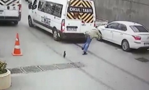 Ayağı mazgala takıldı, minibüsün altında kalmaktan son anda kurtuldu
