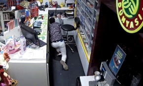 Emekleyerek çaldığı paralarla tuvalet camından kaçtı