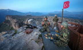 İlk iftarı sınırdaki Mehmetçik açtı